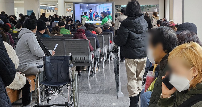 南韓醫生抗議增加醫科學生名額而採取的集體行動持續，實習和住院醫生不斷辭職（網上圖片）