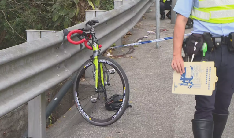  27歲男林錦公路踩單車 落斜自炒撞欄不治（HOYTV截圖）