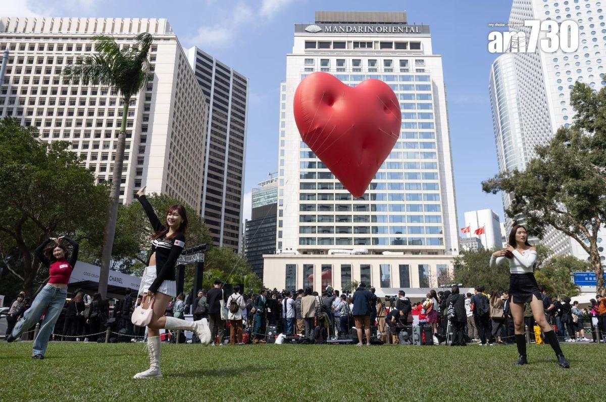 Chubby Hearts｜12米巨型紅心中環皇后像廣場上飄浮。(蘇文傑攝)