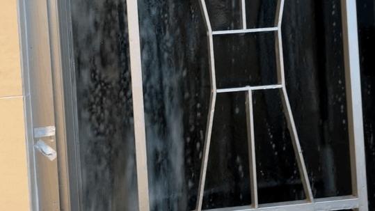 樓上擲玻璃砸爆喉 馬鞍山現鹹水瀑布 事主求救慘變人球