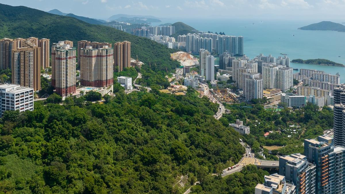 政府消息人士預計，南港島綫西段會考慮以中型或輕型鐵路營運。圖為置富花園和華富邨一帶。(資料圖片)