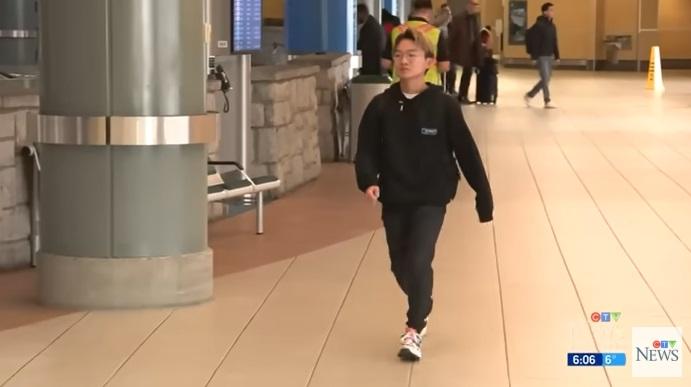 Tim Chen到機場搭飛機返學。(互聯網)