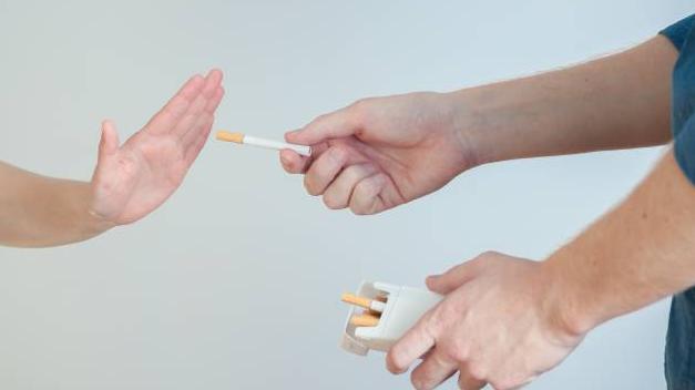 間中食交際煙危害不亞於每日食！間歇性吸煙有「這些」健康風險