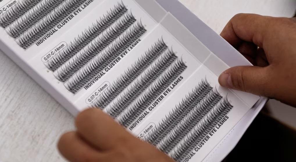 圖為中國山東省平度市一間假睫毛加工工廠。(資料圖片)