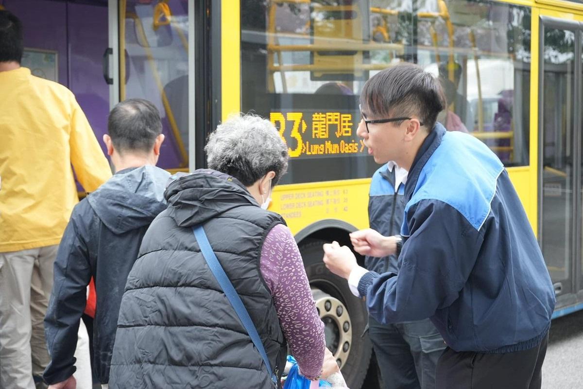 城巴在農曆新年期間，會安排具豐富人群管理經驗的前線員工駐守各口岸。(城巴提供)