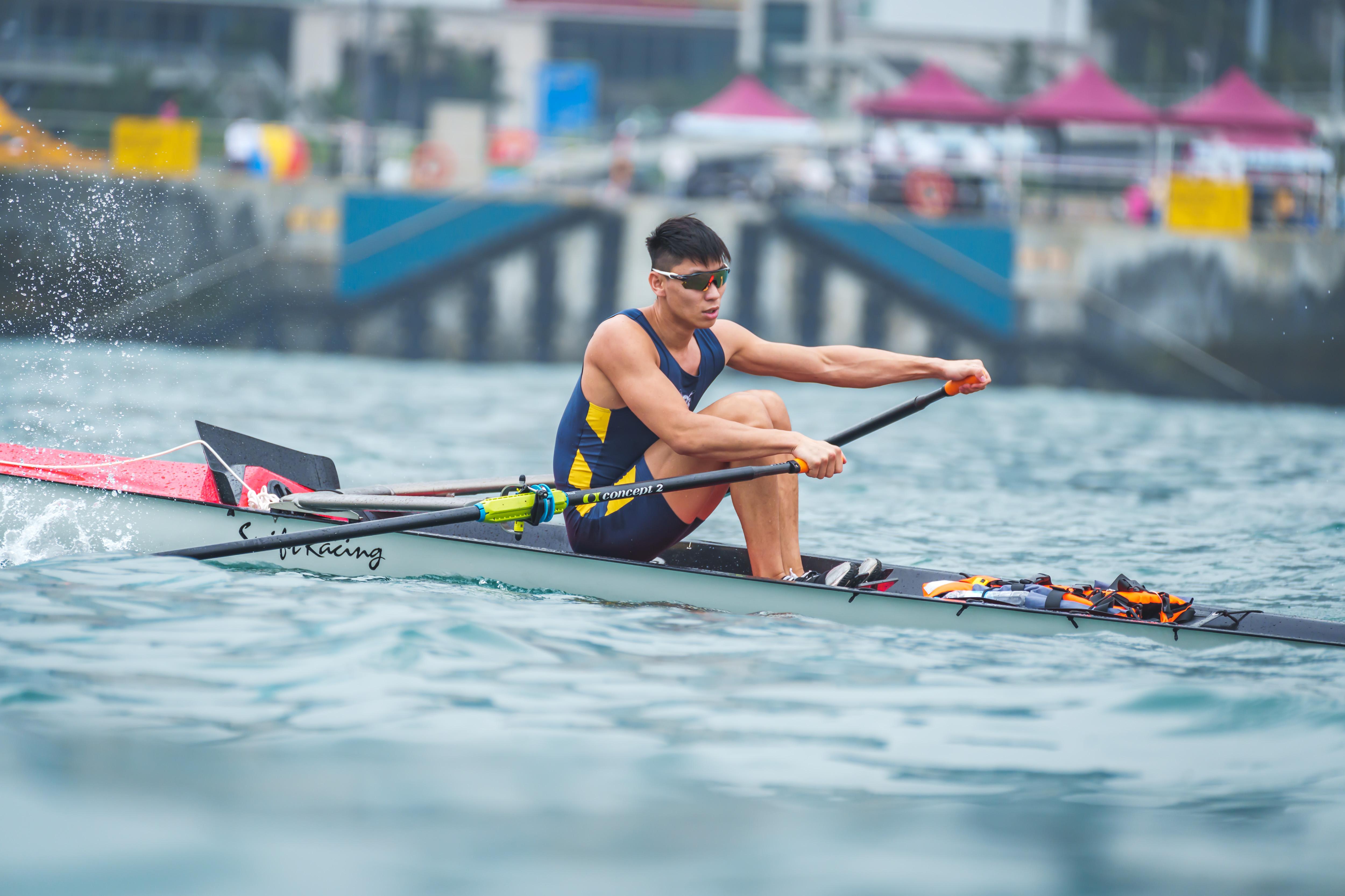 將陳鈺文在香港遊艇會主辦的「第八屆維港賽艇賽」「公開 組單人雙槳艇」項目掄元。