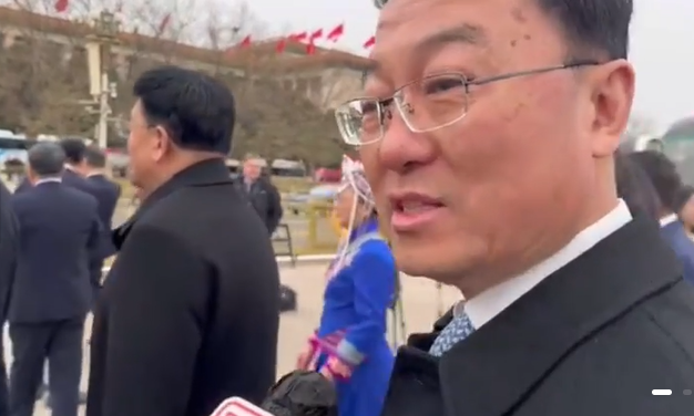 中國駐美大使謝鋒被問到時，稍楞了一下望向記者回答：「我還第一次聽說這個。」(《聯合早報》影片截圖)