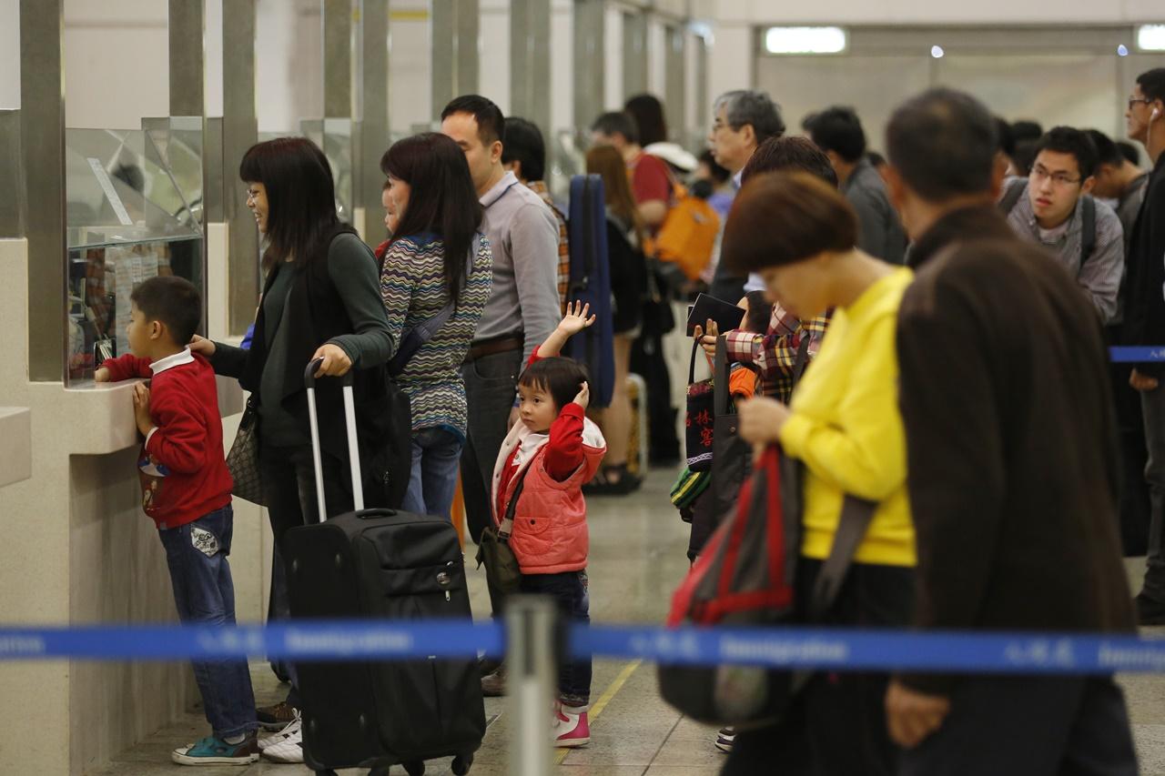 港鐵：羅湖及落馬洲支線管制站人數眾多，籲使用其他口岸過關。（資料圖片）