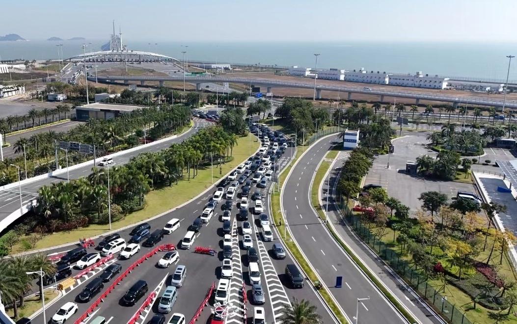 珠海當局料港珠澳大橋珠海公路口岸今日出現出入境高峰。