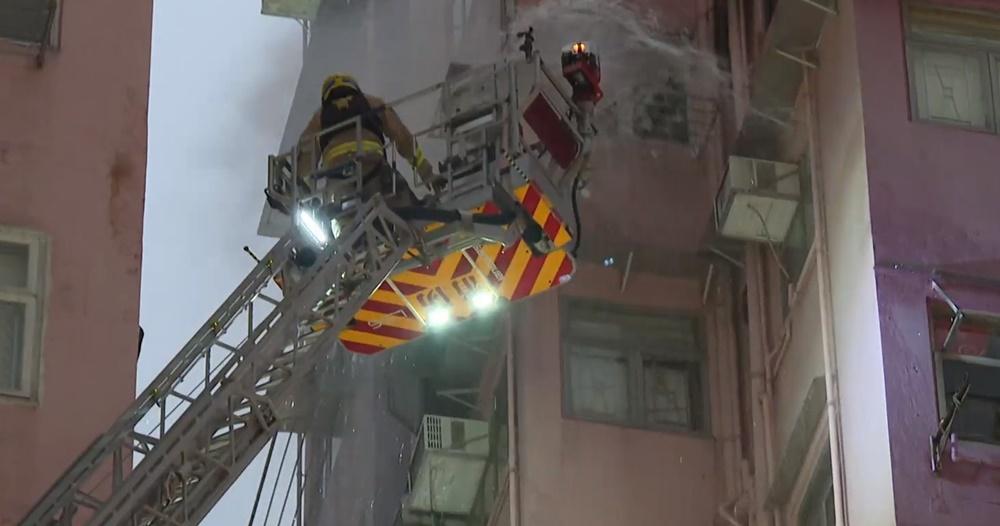 旺角塘尾道大廈起火，消防救出7人其中一男子昏迷。(電視截圖)