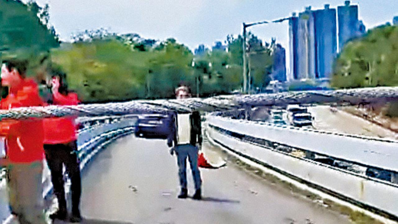 元朗凹頭電纜從天而降擊中小巴  中電︰正做更換工程 無帶電 