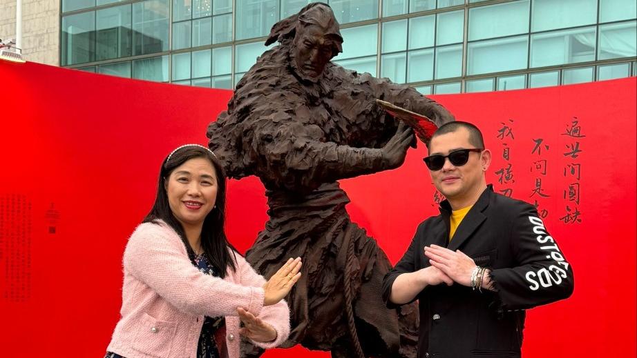 任哲和筆者在《雪山飛狐》的胡斐，他的作品前合照