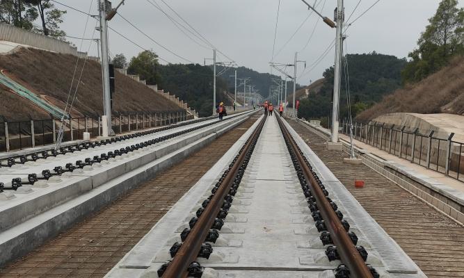 連接廣東梅州市和河源市龍川縣、新建全長近94公里的梅龍高鐵，周日（17日）在栗子坑大橋施工現場，新型多功能牽引車將一對500米長鋼軌鋪設在無砟道床上，標誌梅龍高鐵正式進入全線鋪軌階段。（網上圖片）