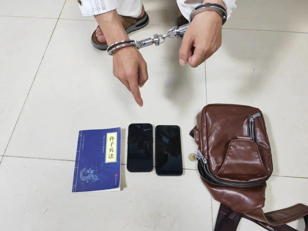 廣西防城港邊境管理支隊東興邊境管理大隊上周四(14日)破獲一宗組織他人偷越國（邊）境案，拘捕5人，其中一名企圖偷渡出境的男子，因害怕到境外被欺負，竟隨身攜帶《孫子兵法》作為「錦囊」，以備不時之需。