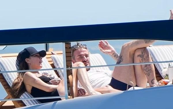 碧咸與維多利亞坐5,000萬遊艇「曬腿」