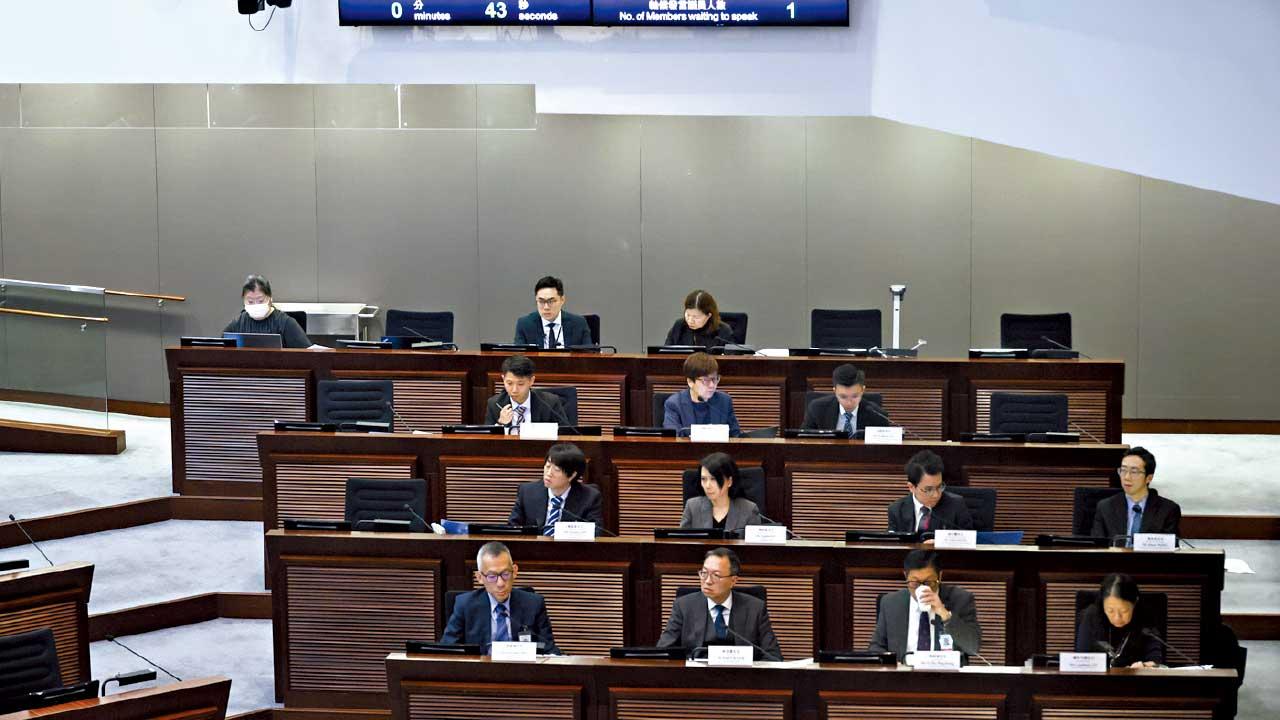 政府：無意危國安市民影禁地不違法  立會今續加會逐條審議