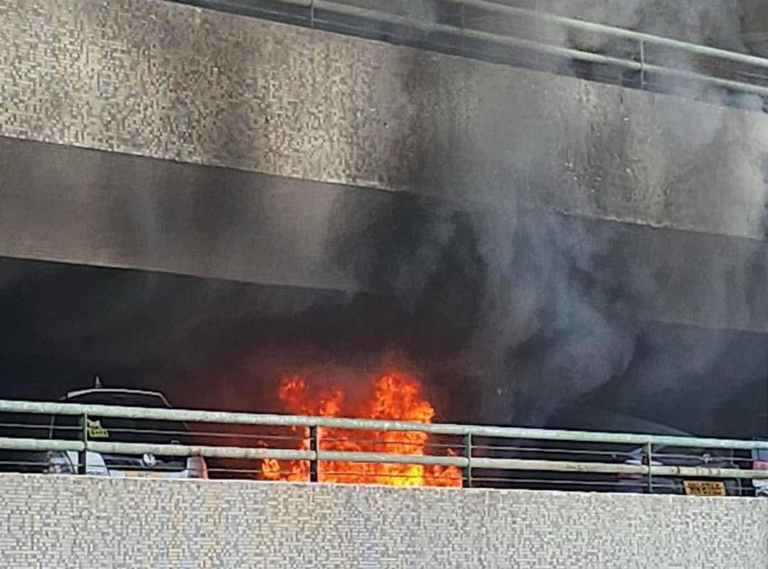 屯門兆禧苑跑車突起火自焚 車主自救不果報警求助