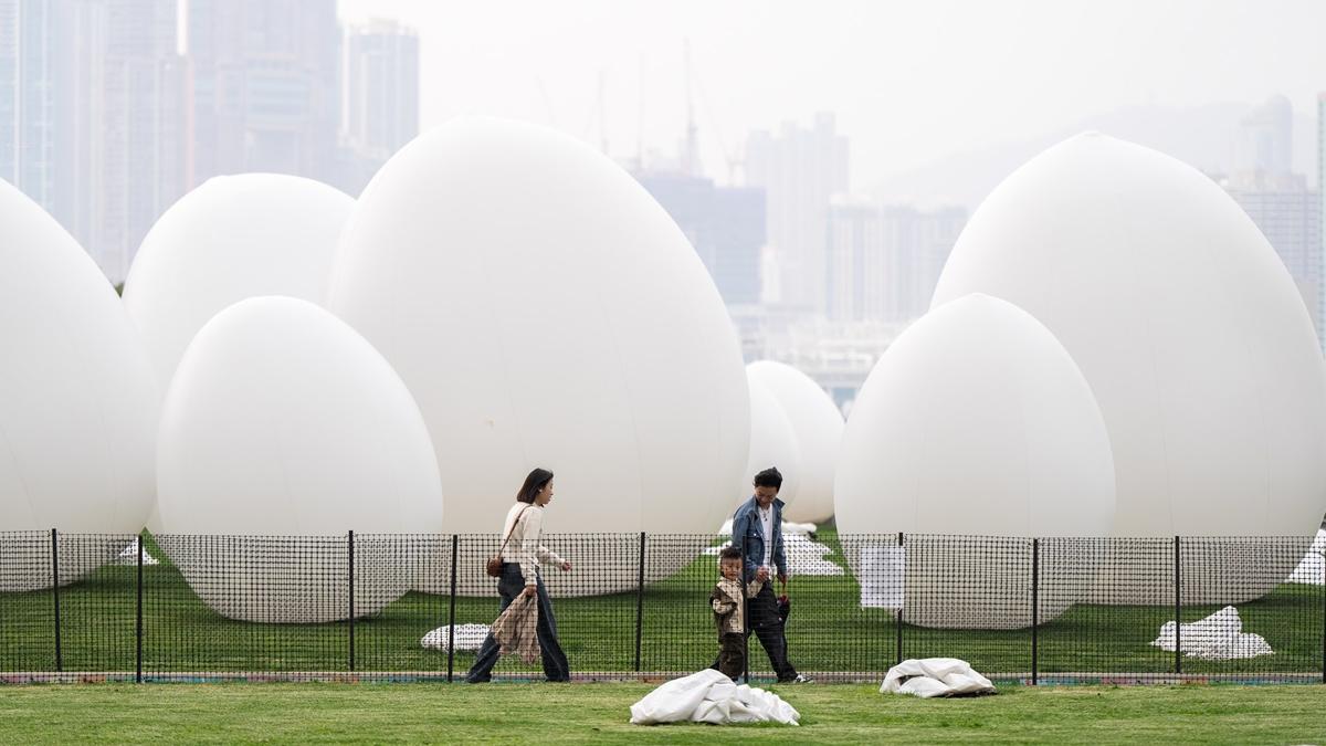 「teamLab：光漣」展覽會在添馬公園一帶，展出200多粒巨型蛋型發光裝置。(資料圖片／林靄怡攝)