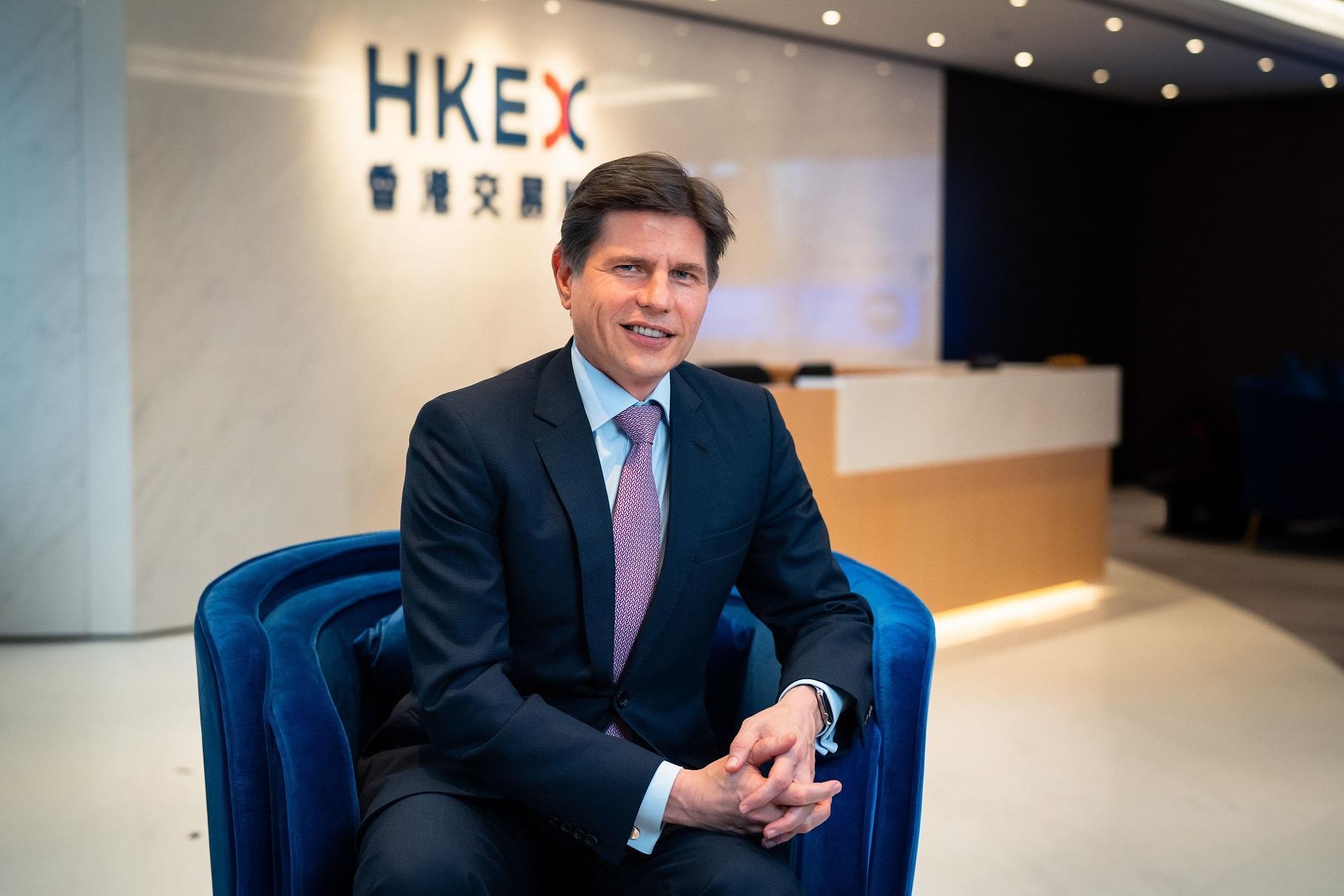 港交所CEO｜歐冠昇透露退任後「續留香港」　2023年總酬金達8929萬