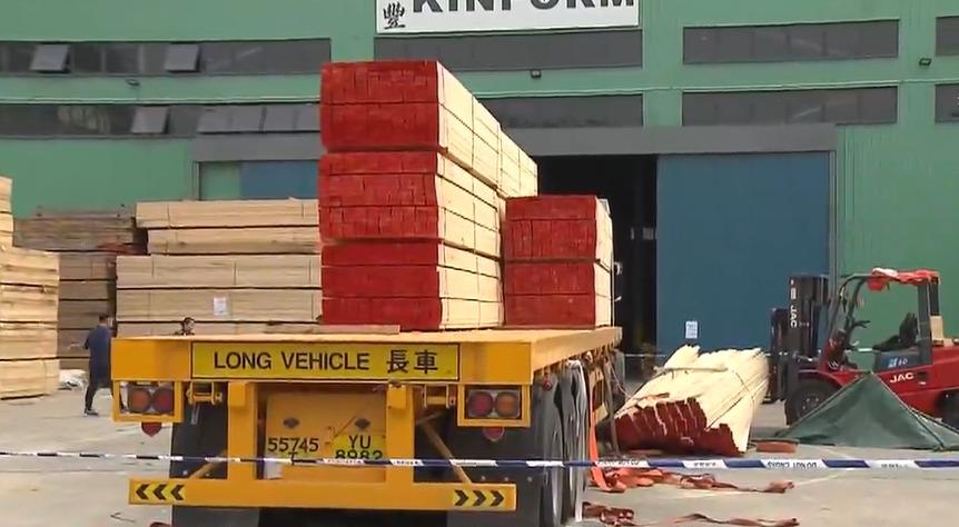 打鼓嶺木行150條木材4米墮地 貨車司機遭擊中頭當場身亡