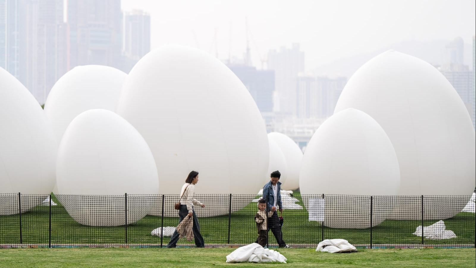 「teamLab：光漣」發光蛋裝置首周參觀時段預約已額滿。(資料圖片/林靄怡攝)