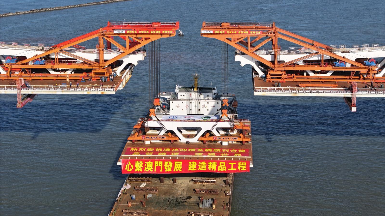 澳氹四橋自2020年3月26日正式開工，於本月12日晚上順利合龍，大橋主線全長3.085公里，其中跨海段長約2.9公里。