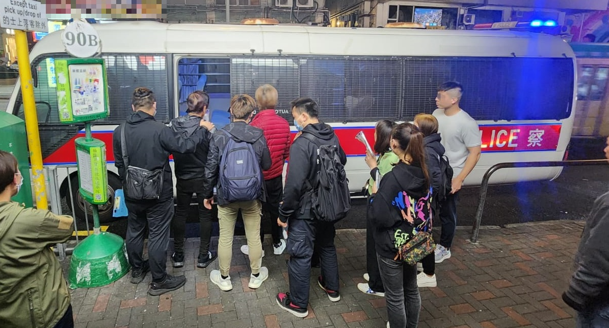 警方昨晚（3月18日）在秀茂坪牛頭角道一個樓上單位，搗破一個懷疑非法麻將賭檔，拘捕6人，並檢獲四張電動麻將枱、八副麻將及約1,850元現金。(警方圖片)