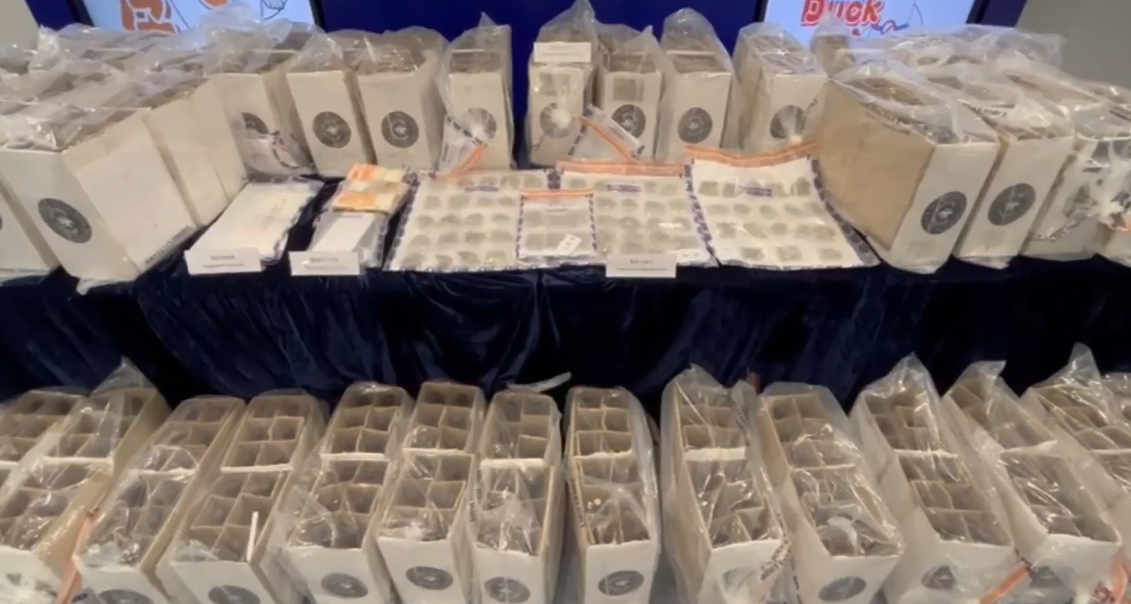 警方毒品調查科過去兩日(3月13及14日)採取反毒品行動，瓦解一個販毒集團，從海外輸入一批懷疑混入液態可卡因的餐酒作為掩飾。(警方FB直播)