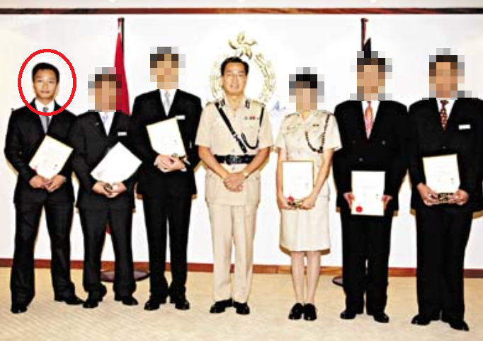 許思漢(左一)屢獲嘉許，亦曾獲時任警務處處長曾蔭培(左四)頒發嘉許狀。(警聲圖片)