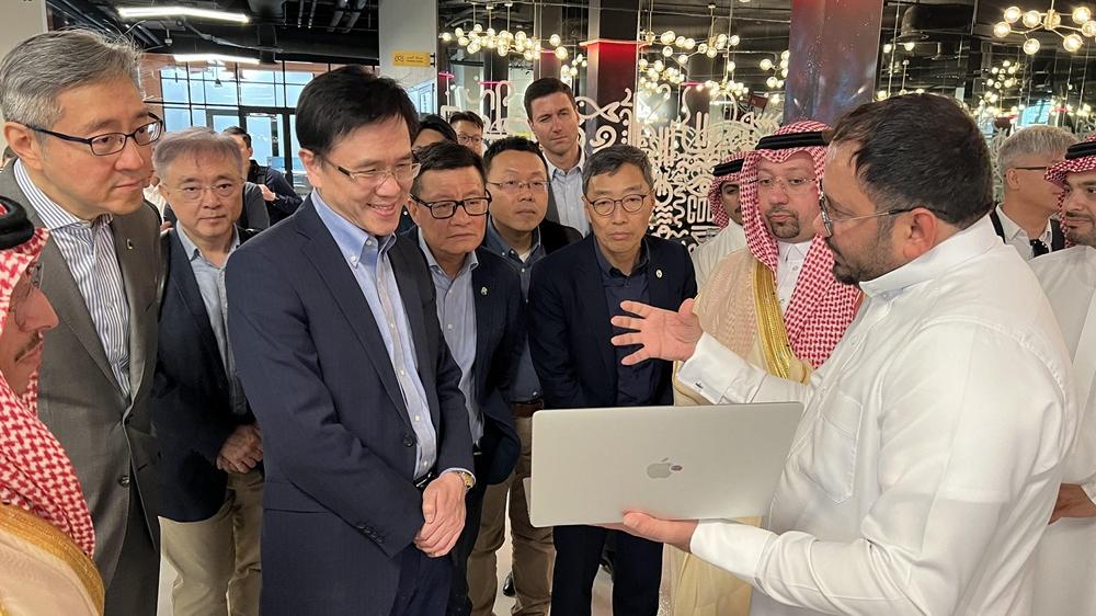 孫東(左三)參觀阿卜杜勒阿齊茲國王科技城的The Garage，期間與加速器內科技企業交流。