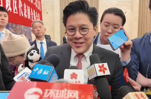 霍啟剛再度回應球王美斯缺陣事件，他以「某某人」稱呼美斯，強調風波已結束，希望可以向前看。(影片截圖)