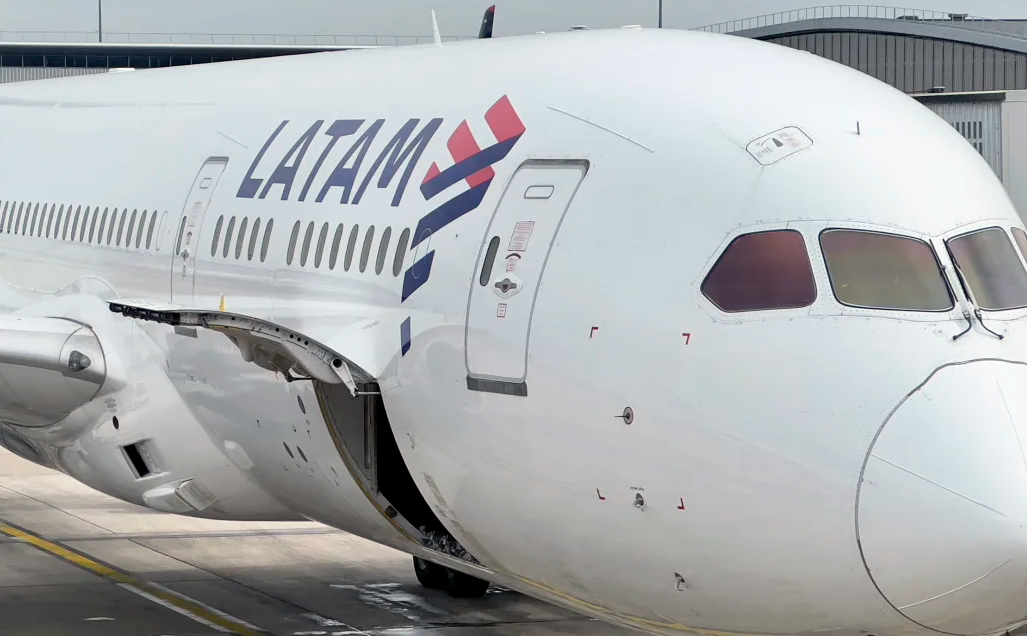 智利航空公司南美航空一架由澳洲悉尼飛往新西蘭奧克蘭的客機，今日(11日)因為技術問題導致劇烈搖晃，在飛行途中急降，最終安全降落，約50人受傷，1人情況嚴重。（資料圖片）