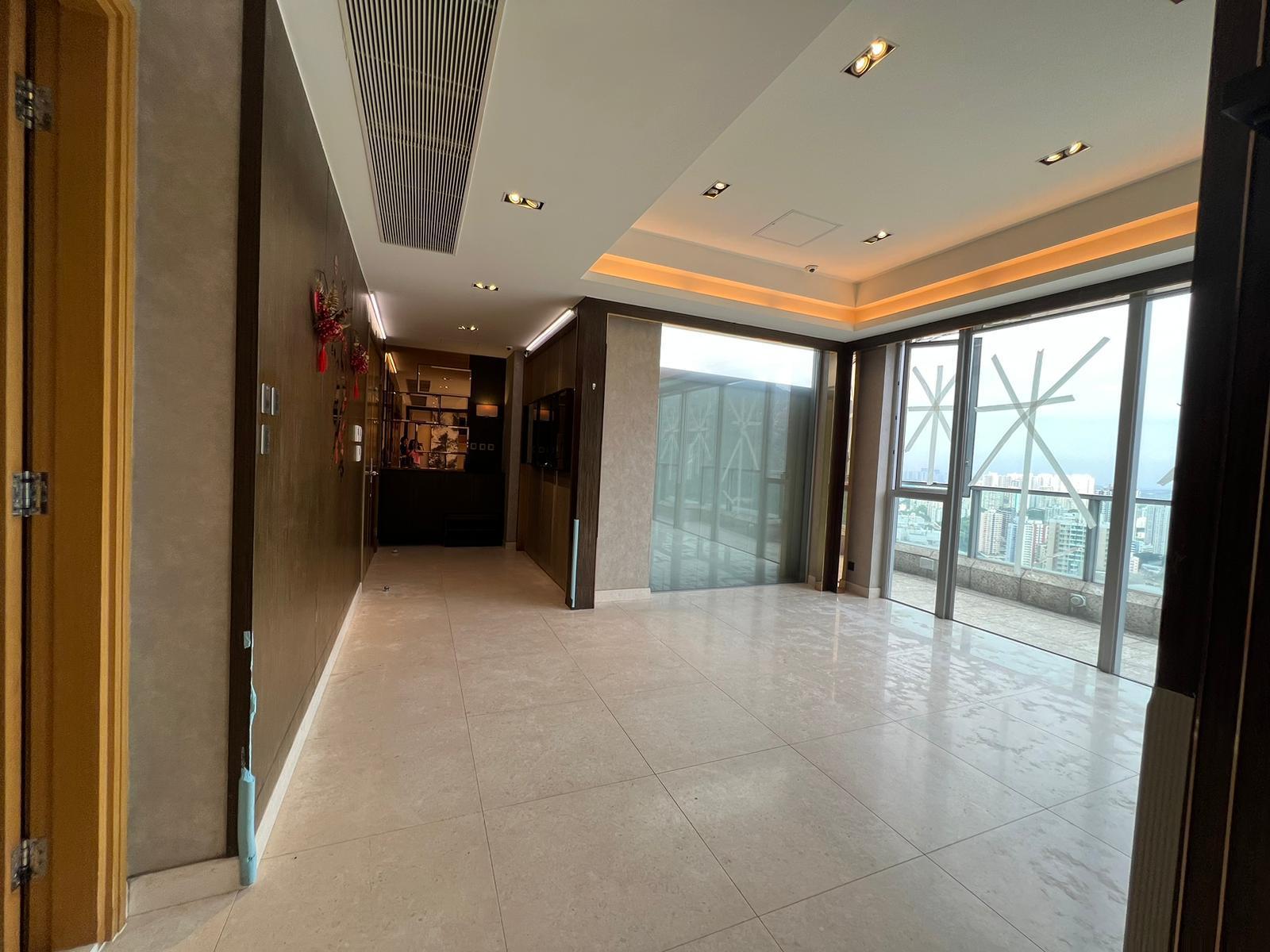 單位大廳寬敞，外接大露台。(代理提供)