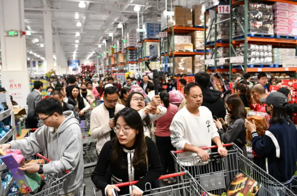 美國會員制連鎖超市Costco深圳旗艦店1月中旬開幕，吸引不少港人「跨境朝聖」。（新華社資料圖片）