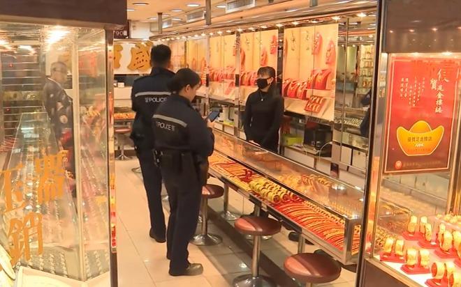 長沙灣青山道珠寶行遇搶劫　女子扮客揀金器搶走龍鳳鈪金鏈