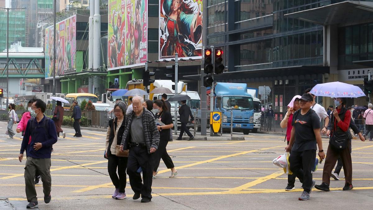 《am730》今日到長沙灣道與欽洲街交界視察，發現仍有不少行人直接打斜過馬路。(董立華攝)