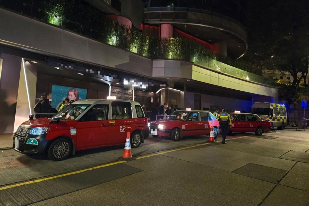 警方近日在蘭桂坊一帶打擊的士違規。(警方圖片)