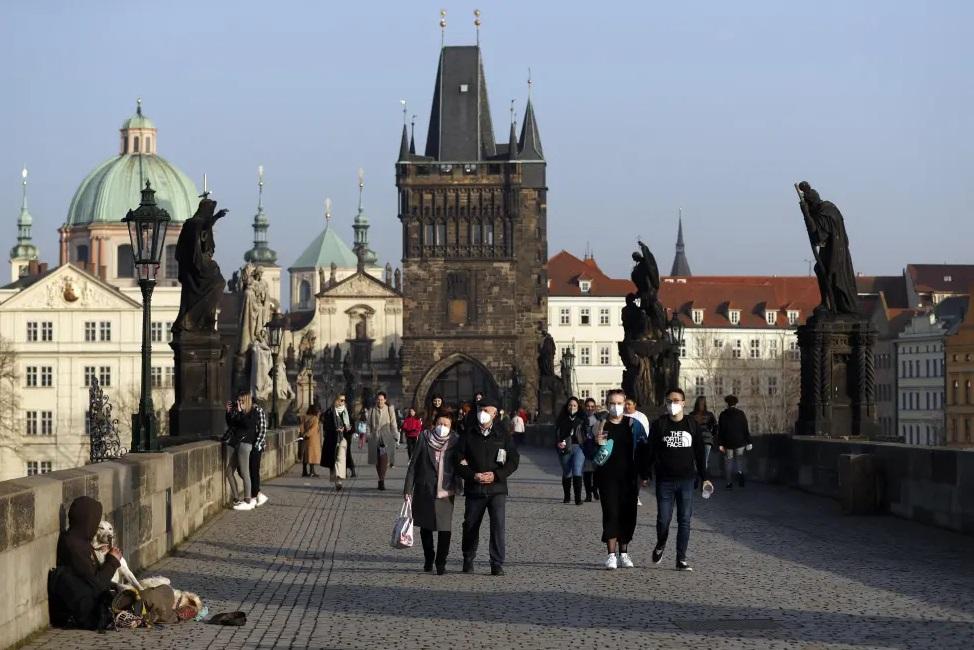 圖為捷克首都布拉格民眾於新冠疫情期間戴口罩防疫。(資料圖片)