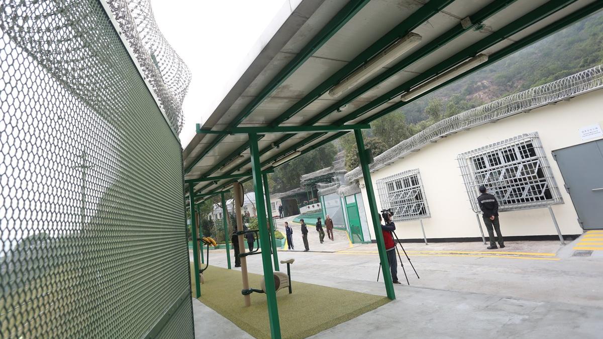 大欖懲教所一名囚犯攀上圍網企圖越押遭制止。(資料圖片)