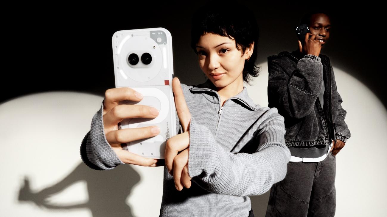 Nothing Phone (2a)｜全新手機價錢親民　平玩透明發光機身