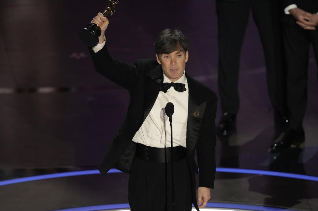 奧斯卡影帝Cillian Murphy戴香港品牌胸針上台領獎