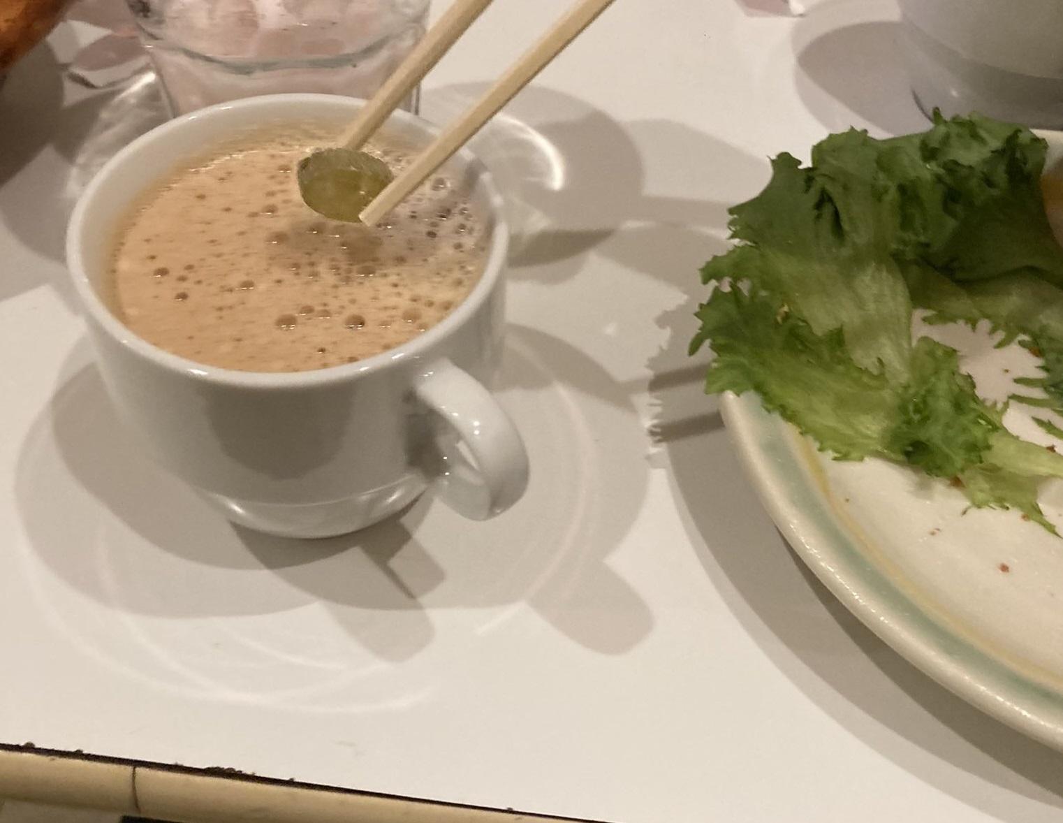 日本網民把原味龍角散糖放入熱奶茶。(互聯網)