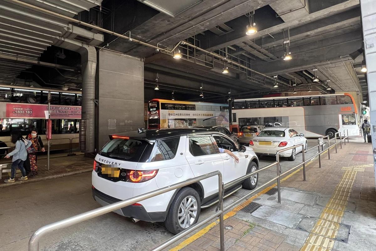 沙田市中心巴士總站今日不時有私家車不慎駛入。(網民Jason Leung@FB群組「馬路的事討論區」)