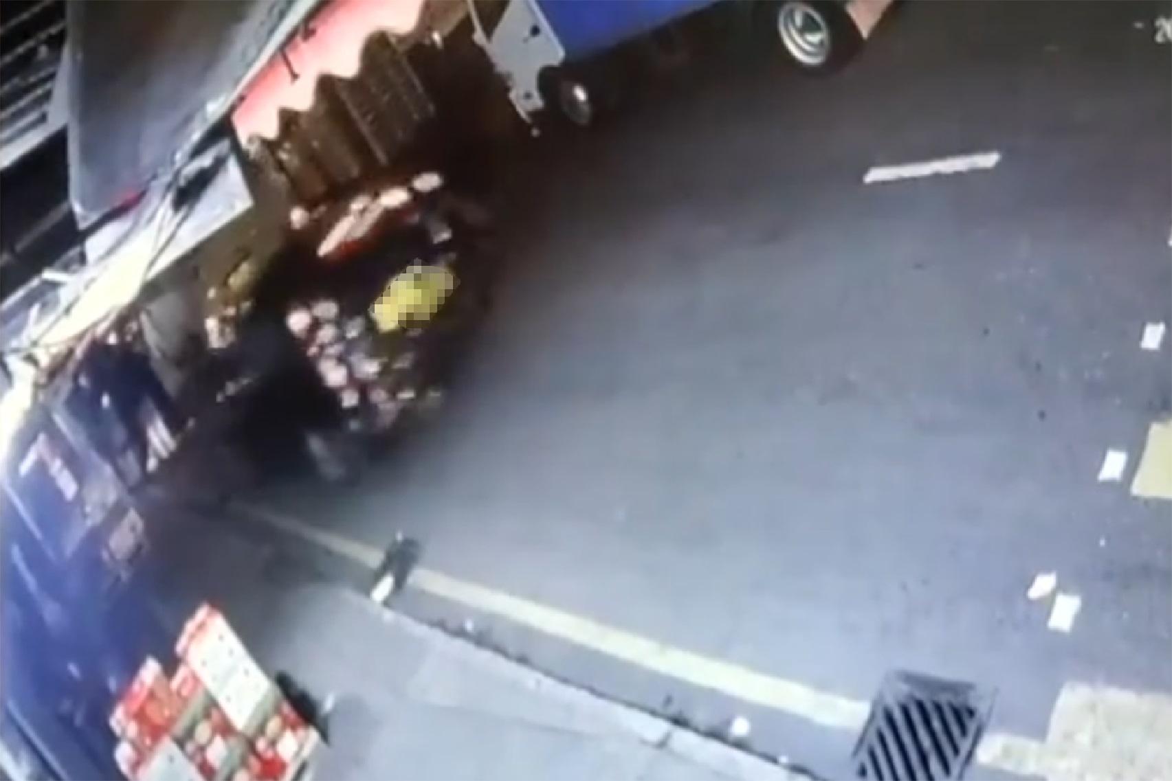 一輛私家車懷疑失控，撞向果欄店舖和4名途人。(影片截圖)