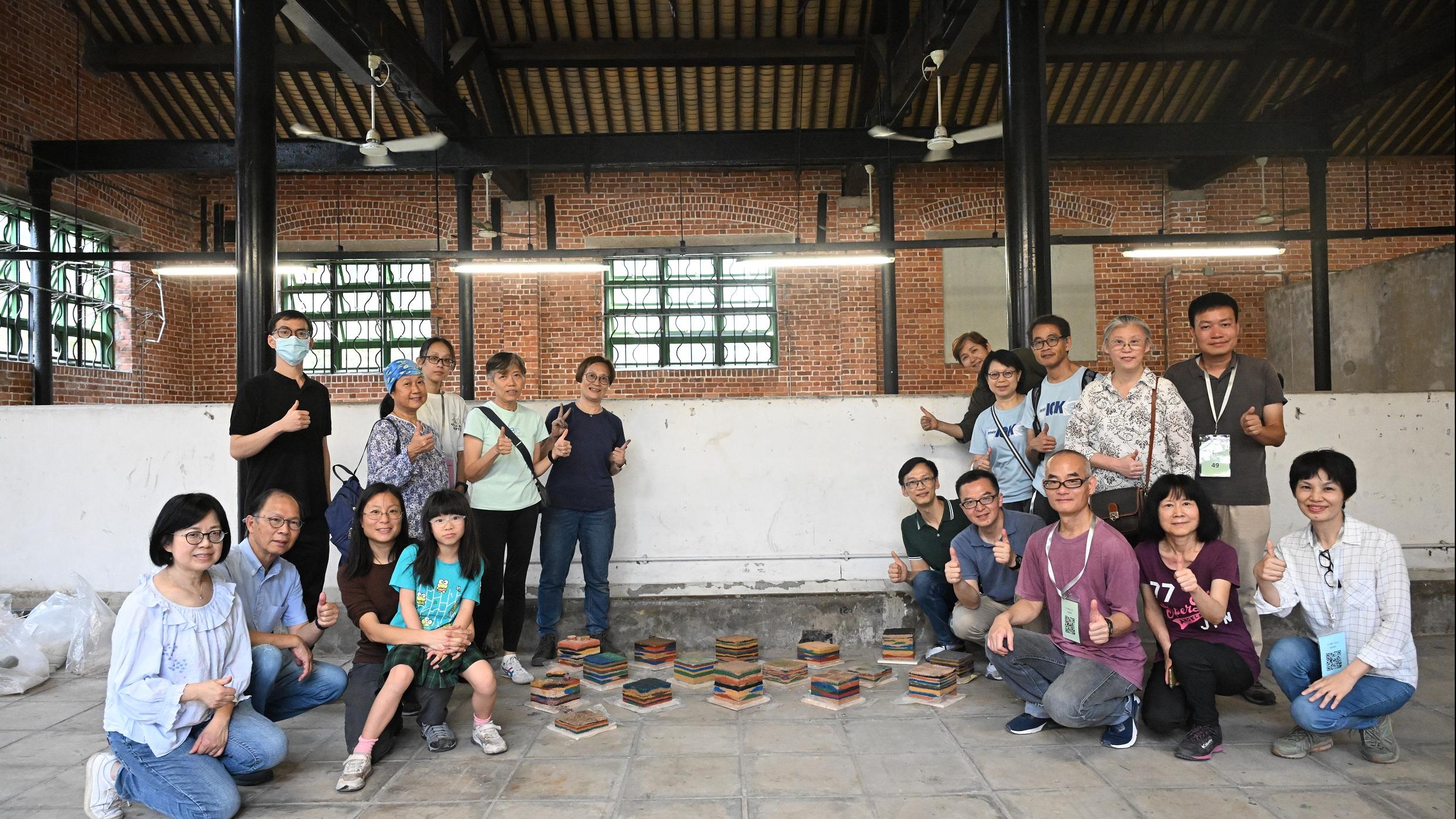 葉博士和參加者及他們的夯土作品合照。