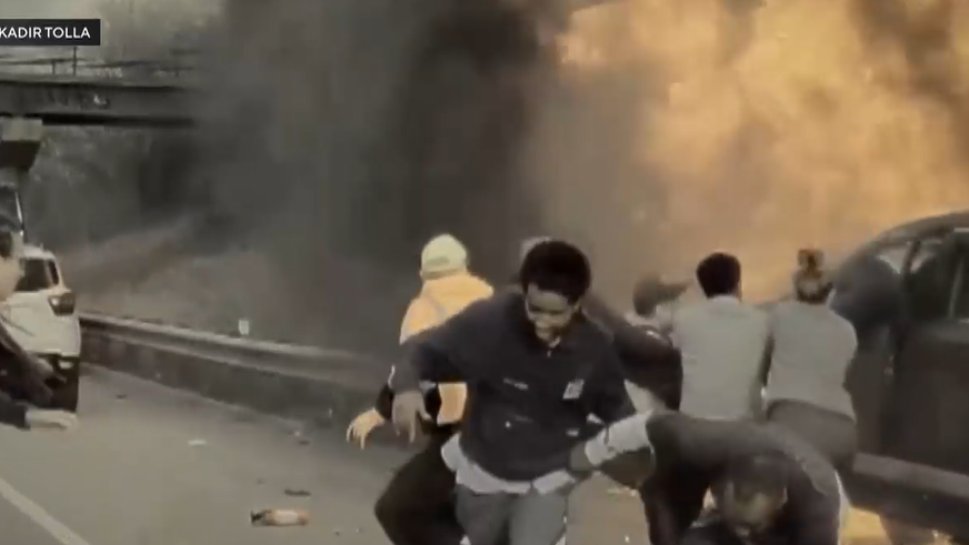 人性光輝｜私家車路邊起火 多人冒死合力營救過程全拍下(有片)