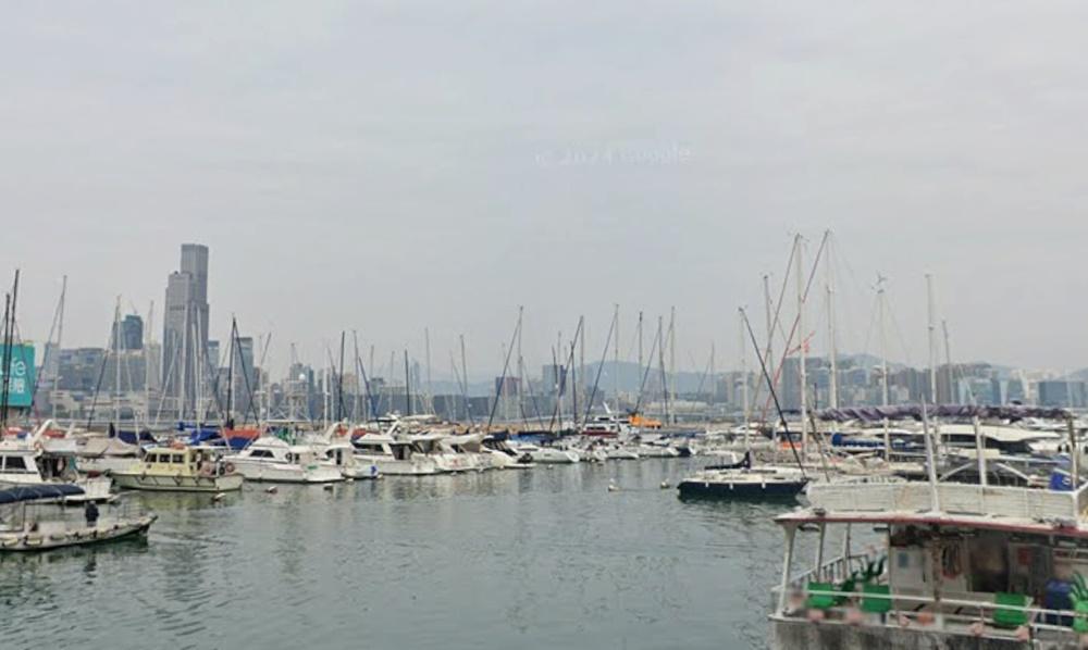 銅鑼灣避風塘醉婦疑失足墮海，丈夫跳海救人，途人拋水泡雙雙獲救。(Google Map)