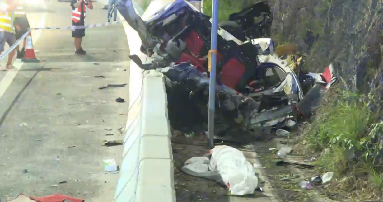 屯門公路私家車撼龍門架斷開兩截，2死1重傷。(電視截圖)
