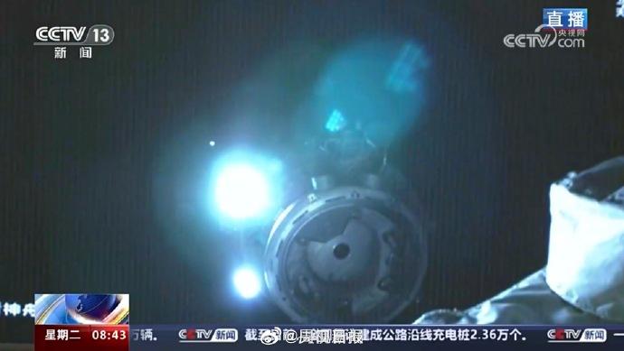 神十七順利撤離太空站，預料今午返抵地球。(電視截圖)