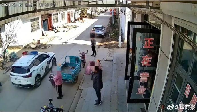 警車鳴笛入村指名道姓廣播某人涉嫖娼，事主：就算有可以依法處理。(微博)